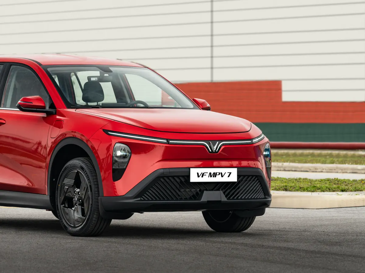 VF MPV 7 – Ngoại thất · 3/4 trước