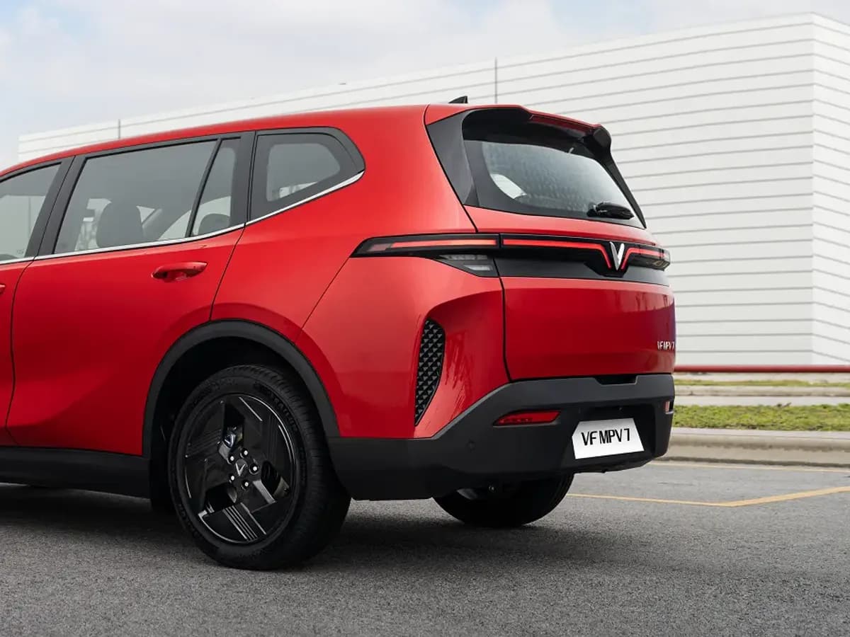 VF MPV 7 – Ngoại thất · 3/4 sau