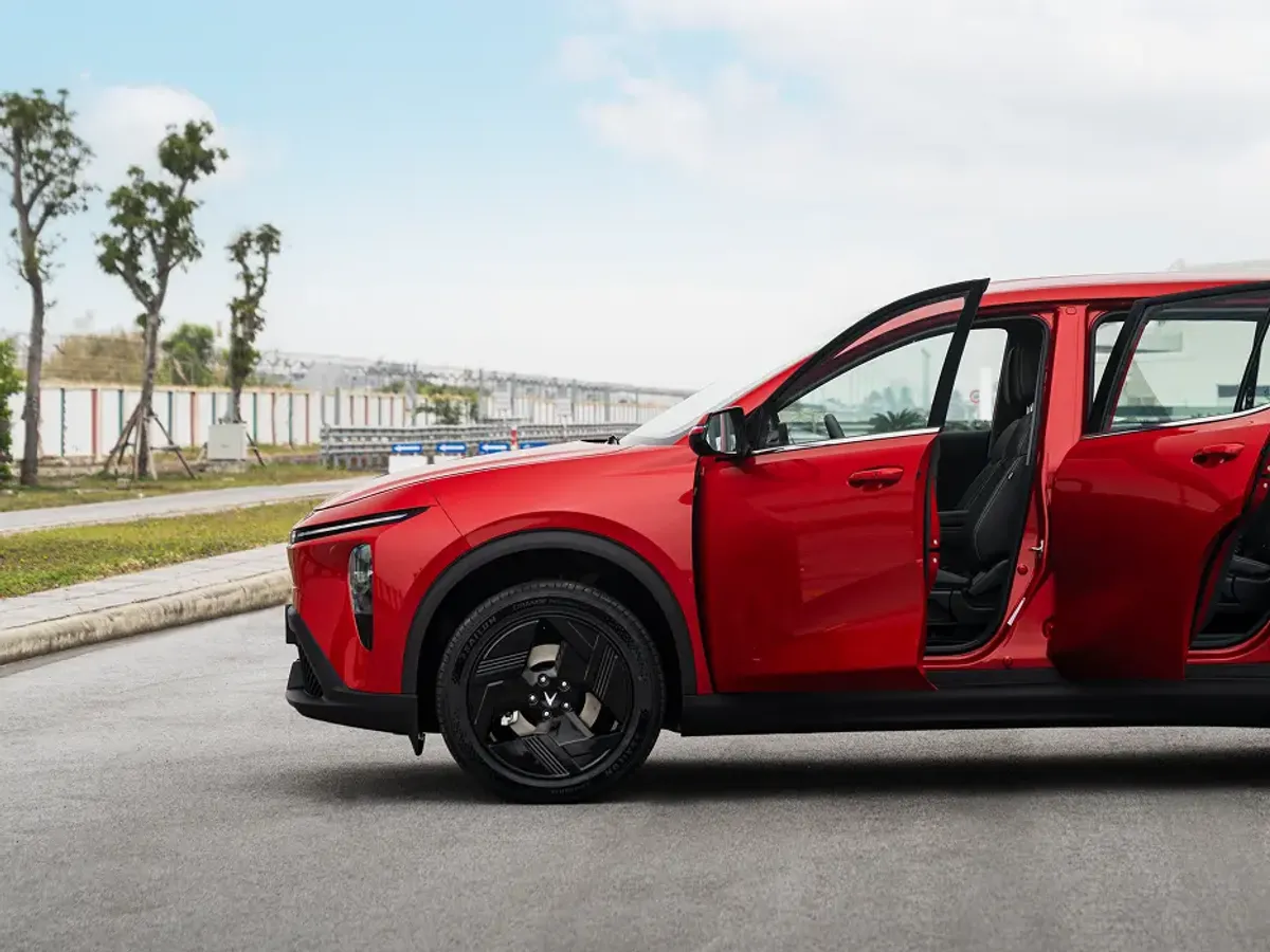 VF MPV 7 – Cửa mở · 3 hàng ghế