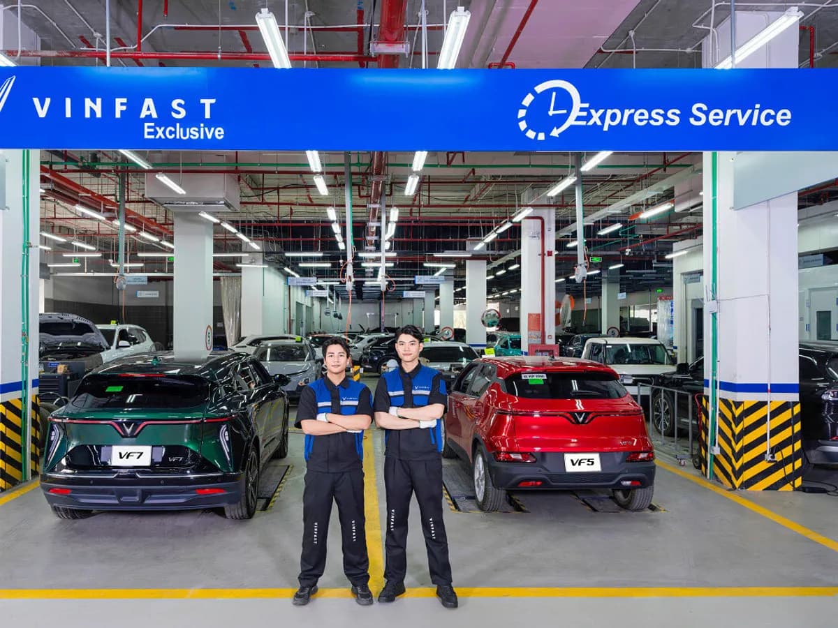 Đội kỹ thuật dịch vụ VinFast tại xưởng